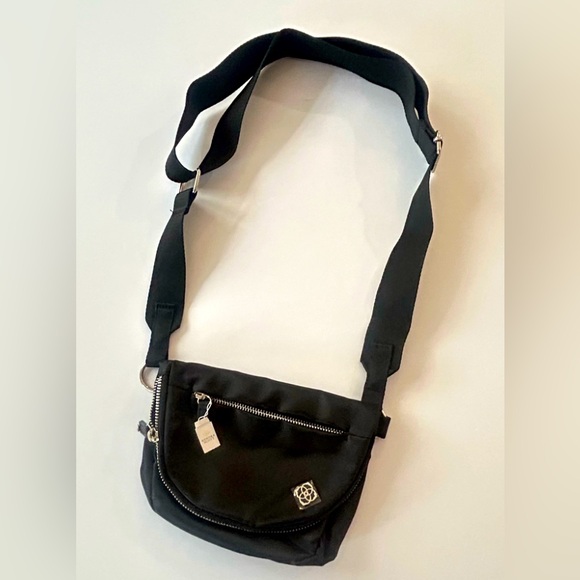 NWT Kendra Scott Crossbody Purse Black Nylon  Small Adjustable Zippers Brand New - Picture 1 of 10